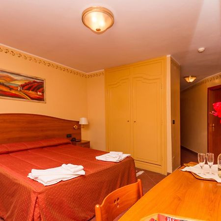 Hotel Relais Des Alpes Oulx Habitación foto